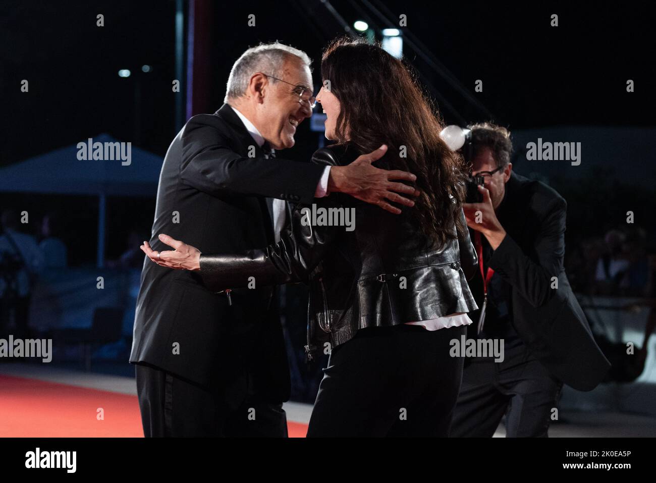 Alberto Barbera et Laura Poitras posent avec le Lion d'or pour le meilleur film pour "toute la beauté et le bain de sang" pendant les lauréats photocall at Banque D'Images