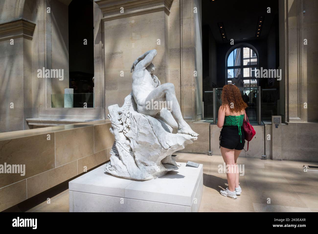 Sculpture Sleeping Faun, marbre, 1730, le Cour Puget où la sculpture française est exposée, le musée du Louvre, le musée le plus visité au monde, et un histo Banque D'Images