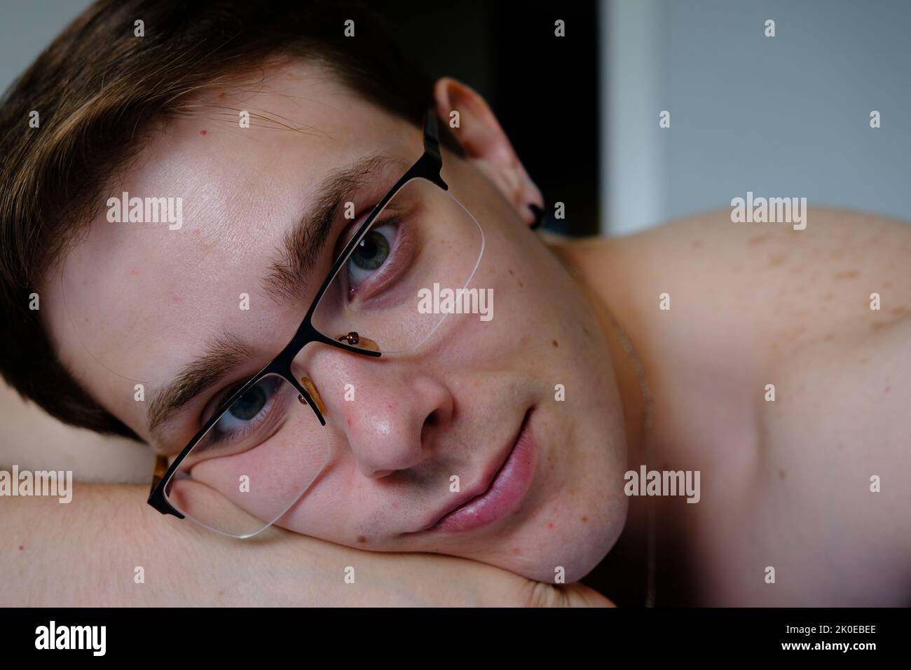 Gros plan sur la photo de rendre le selfie attrayant beau et soigné homme dans des lunettes. Un jeune homme souriant et atractive fait face de près. Banque D'Images