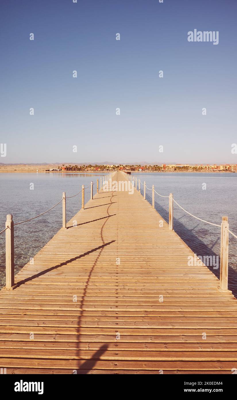 Jetée en bois au lever du soleil, ton de couleur appliqué. Banque D'Images