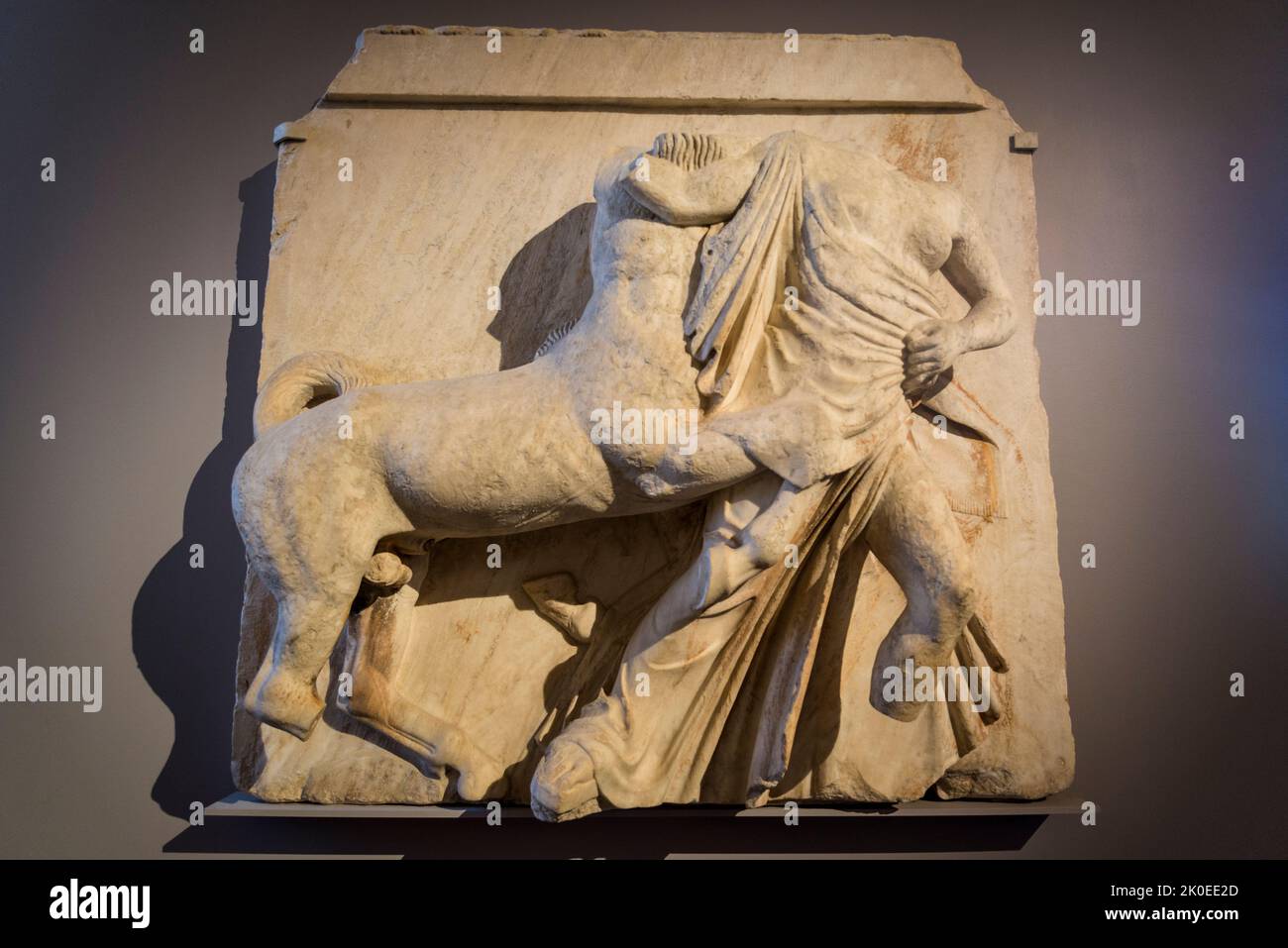 Centaur a enlevé une femme Lapith, une sculpture grecque, le musée du Louvre, le musée le plus visité au monde, et un monument historique à Paris, en France. Banque D'Images