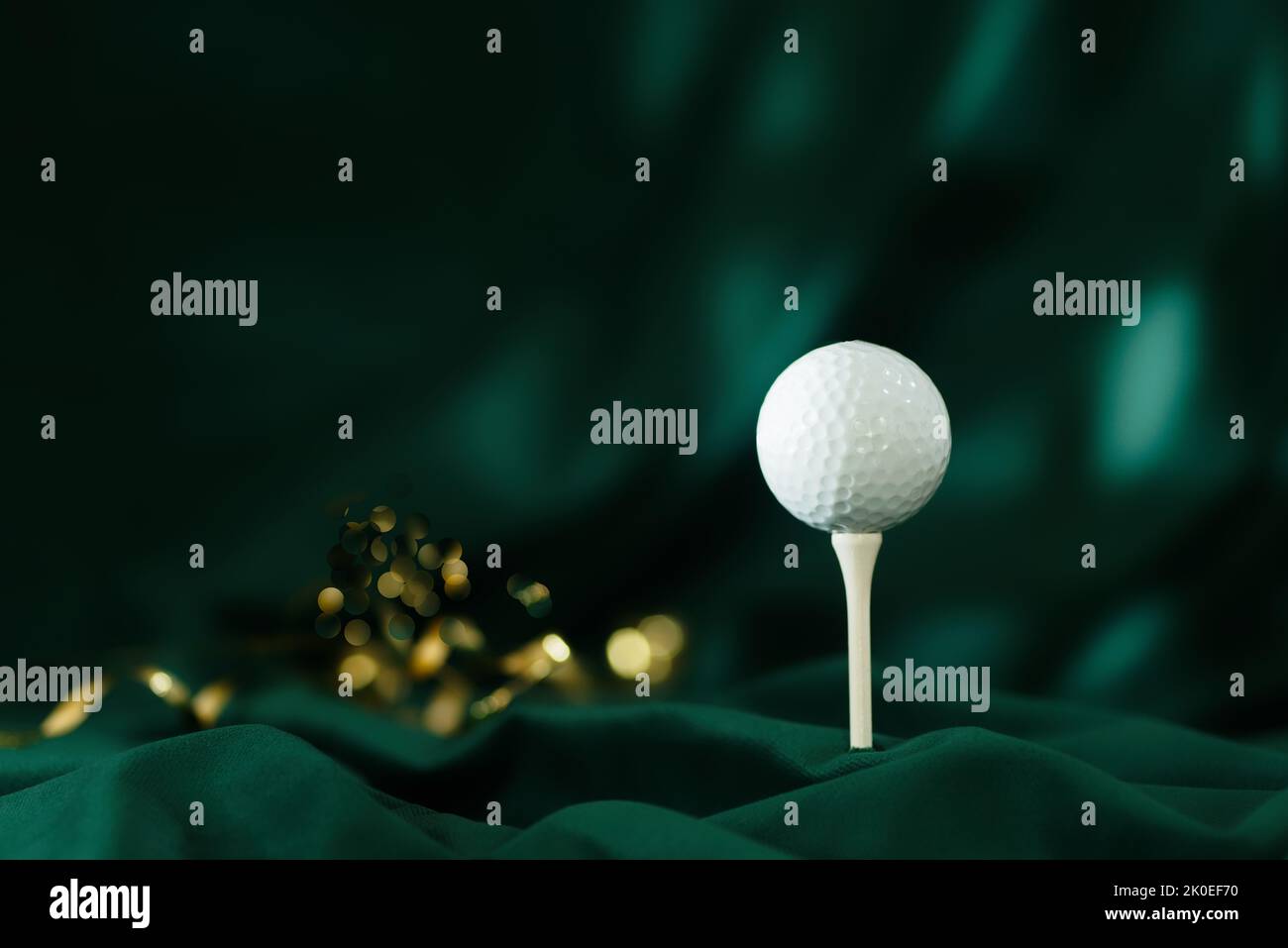 Gros plan du ballon de golf sur fond vert abstrait. Concept de carte de nouvel an Banque D'Images