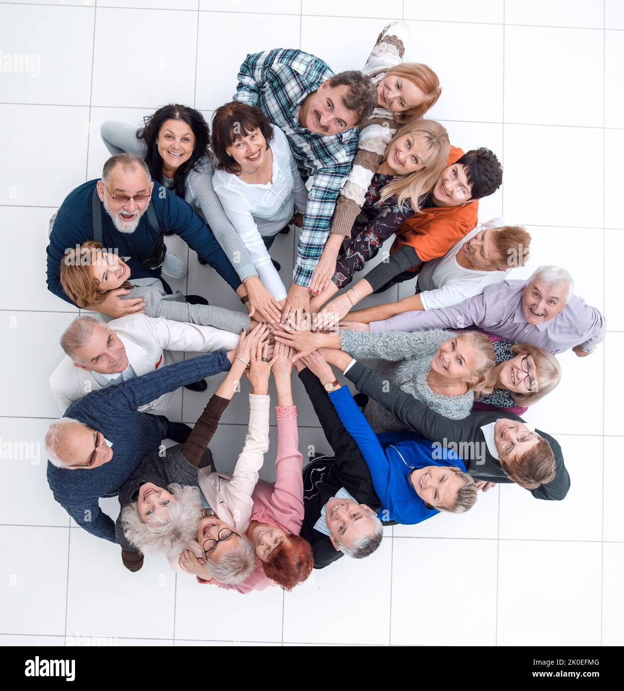 groupe de personnes âgées faisant une tour hors de leurs mains. Banque D'Images