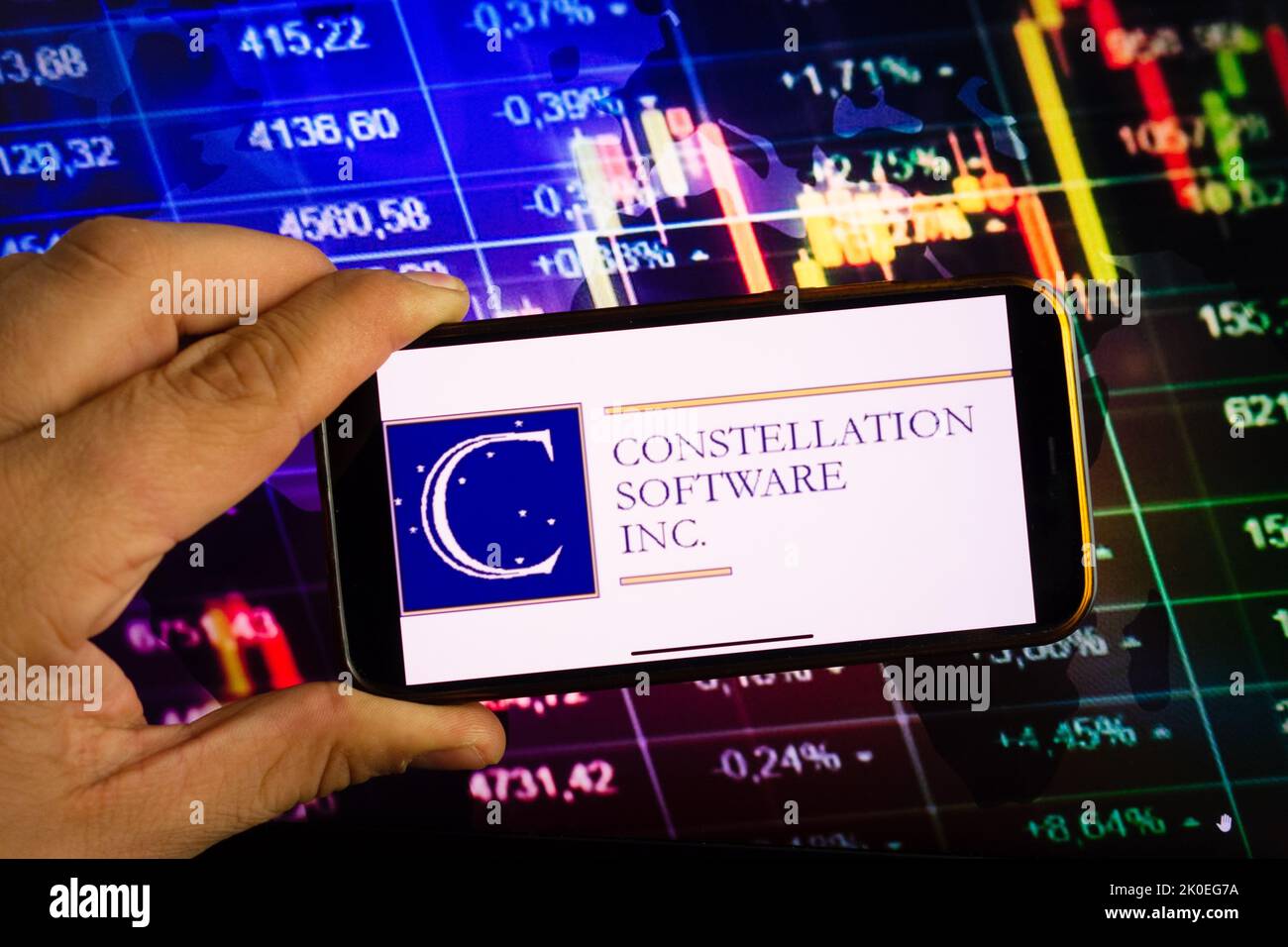 KONSKIE, POLOGNE - 10 septembre 2022: Smartphone affichant le logo de la société Constellation Software sur fond de diagramme boursier Banque D'Images