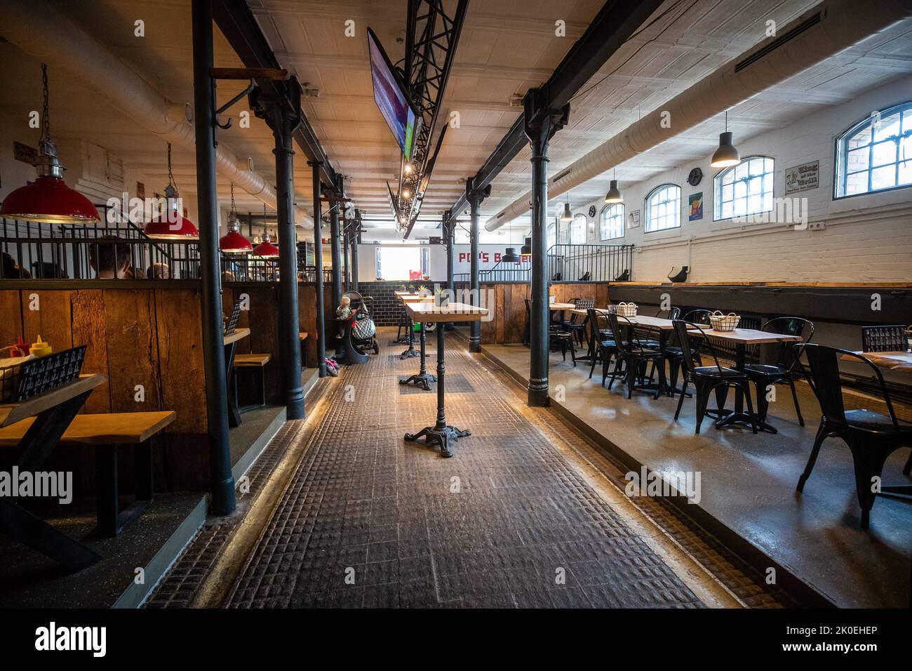 Esslingen am Neckar, Allemagne. 11th septembre 2022. Vue sur l'écurie historique de chevaux de la cour royale du Württemberg, qui sert aujourd'hui de restaurant. Sous la devise 'KulturSpur. Ein Fall für den Denkmalschutz' (Un cas pour la protection des monuments), le jour du monument ouvert a lieu dans le Bade-Wurtemberg - avec beaucoup de points de programme à visiter dans de nombreuses villes. Credit: Christoph Schmidt/dpa/Alay Live News Banque D'Images