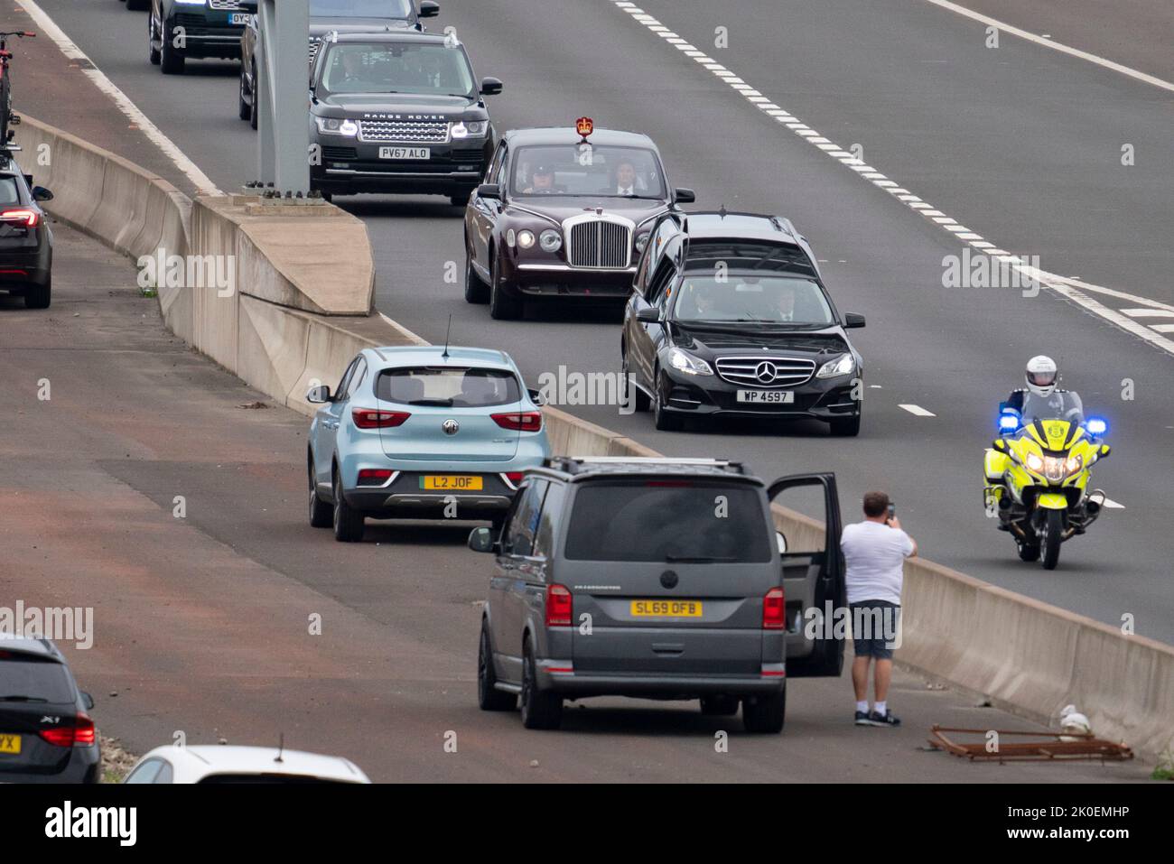 South Queensferry, Écosse, Royaume-Uni. 11th septembre 2022. La reine Elizabeth II cercueil traverse le pont Queensferry Crossing à South Queensferry. La Reine a ouvert ce pont presque 5 ans à jour le 4 septembre 2017. Iain Masterton/Alay Live News Banque D'Images