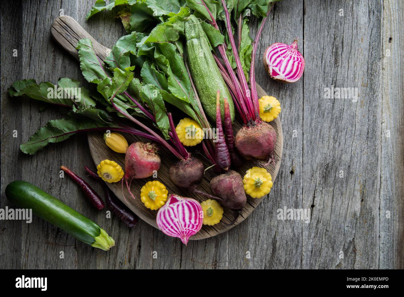 Légumes-racines sur un panneau rustique en bois avec un espace de copie à droite. Banque D'Images