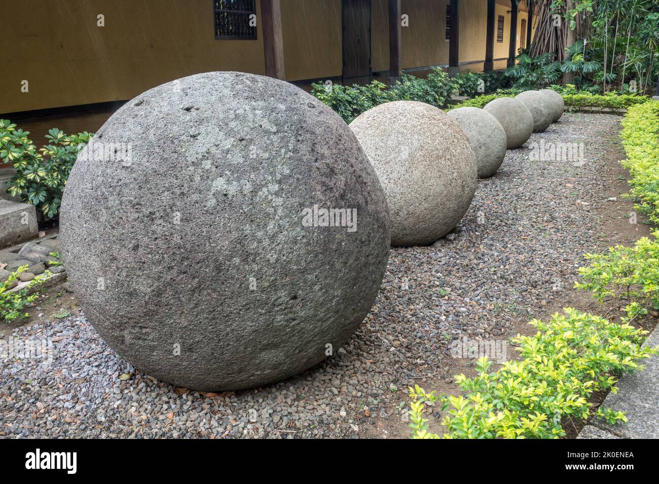 Une rangée de sphères de pierre anciennes exposées au Musée national du Costa Rica à San José. Banque D'Images