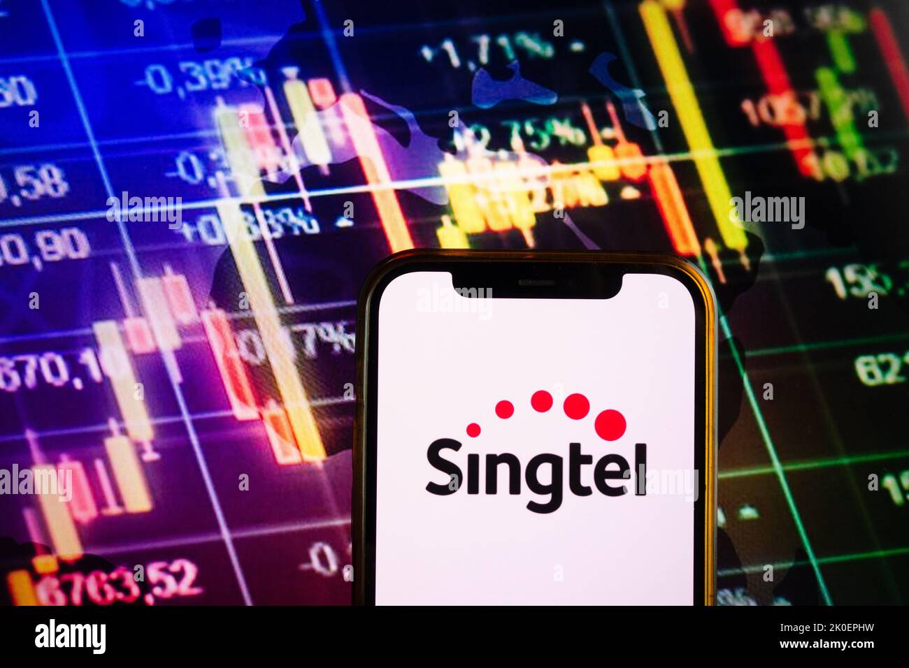 KONSKIE, POLOGNE - 10 septembre 2022: Smartphone affichant le logo de la société Singtel sur fond de diagramme boursier Banque D'Images