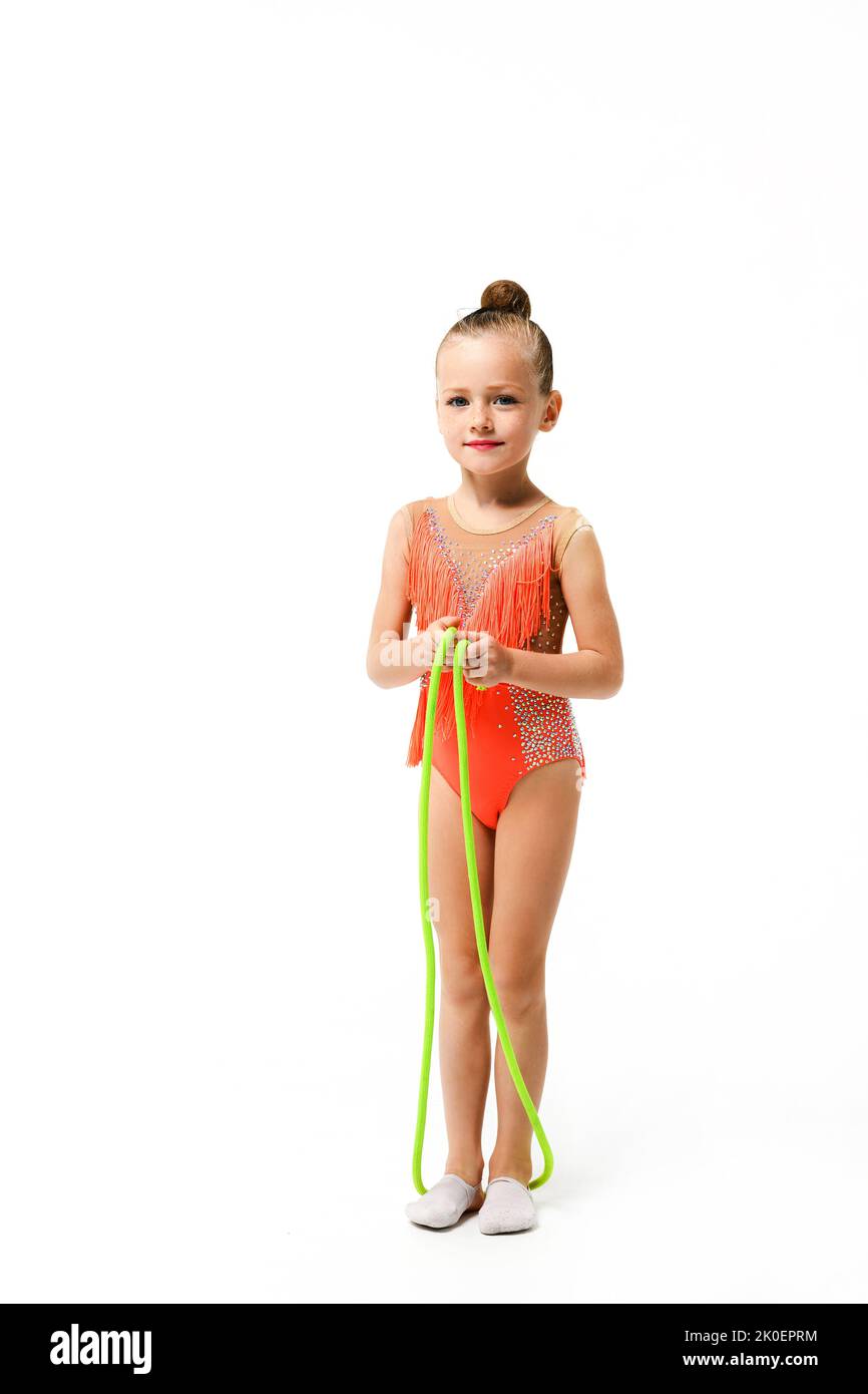 Athlète de gymnastique acrobaties petite fille pose avec corde de saut sur toute la longueur en arrière-plan isolé dans le léopard de sport brillant Banque D'Images