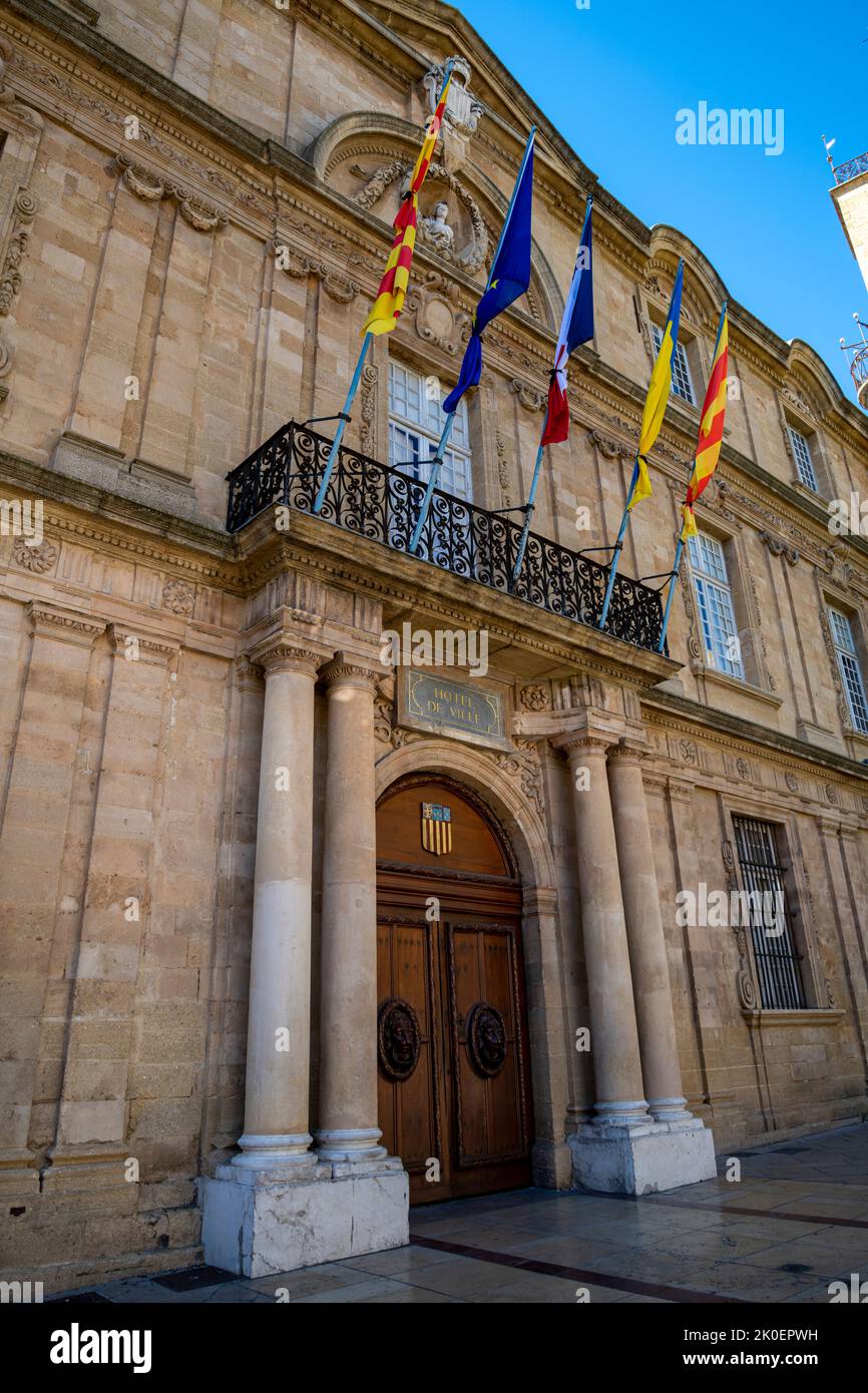 Les drapeaux en Berne en hommage à sa Majesté la reine Elisabeth II à Aix en Provence, comme ici à la ville de ​​Hall. France, Europe. AIX-en-Provence Banque D'Images