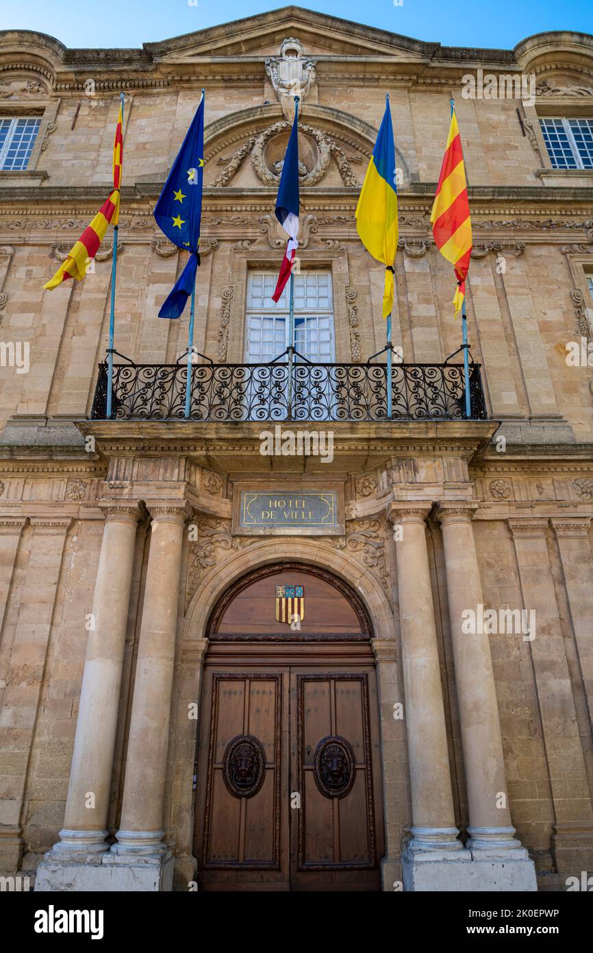 Les drapeaux en Berne en hommage à sa Majesté la reine Elisabeth II à Aix en Provence, comme ici à la ville de ​​Hall. France, Europe. AIX-en-Provence Banque D'Images