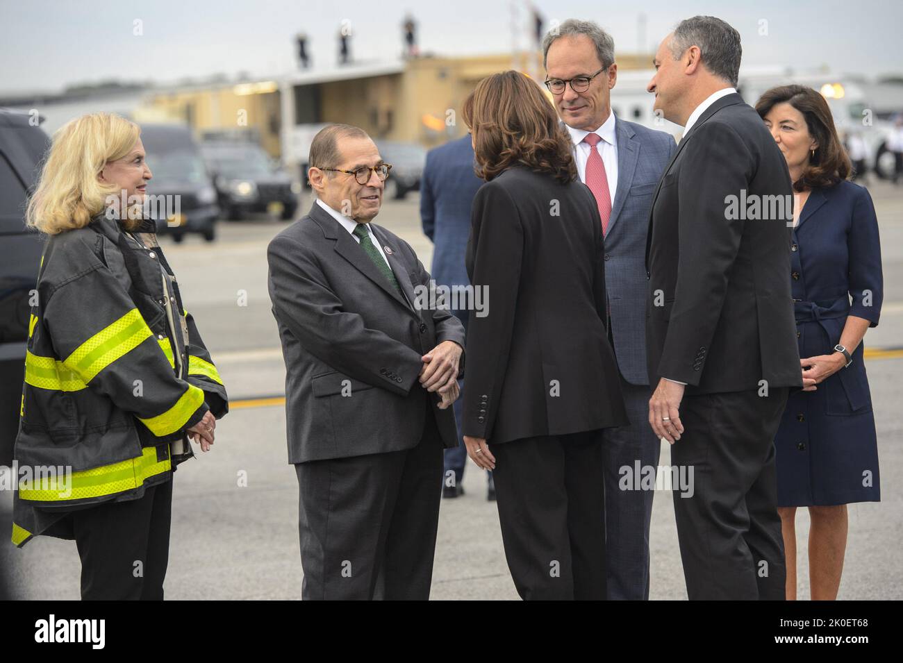 New York, États-Unis. 11th septembre 2022. Le vice-président Kamala Harris se serre la main avec le représentant Jerry Nadler, D-NY, à l'aéroport international LaGuardia à New York, dimanche, 11 septembre 2022. Photo de Bonnie Cash/UPI Credit: UPI/Alay Live News Banque D'Images