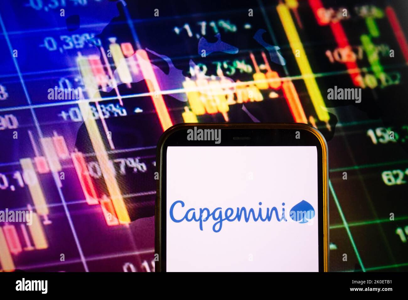 KONSKIE, POLOGNE - 10 septembre 2022: Smartphone affichant le logo de la société Capgemini sur fond de diagramme boursier Banque D'Images