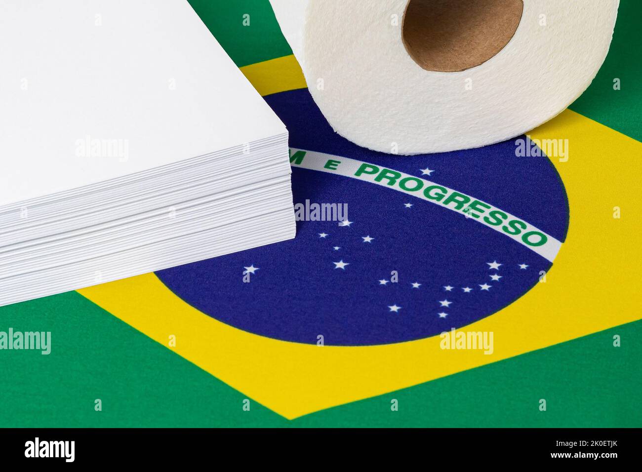 Rame de papier d'imprimante, papier toilette et drapeau brésilien. Industrie des produits du papier, concept de commerce et de fabrication Banque D'Images