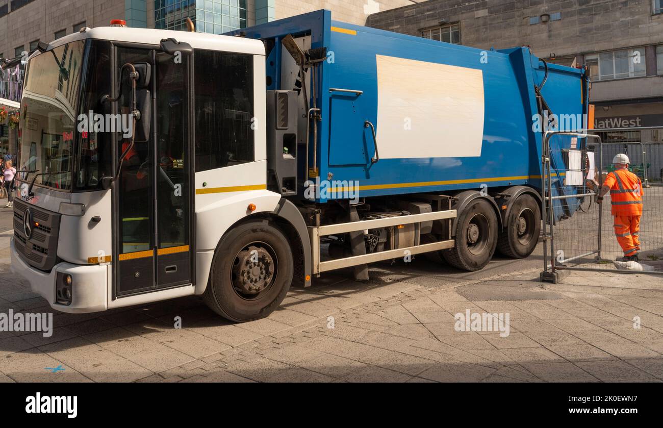Plymouth, Devon, Angleterre, Royaume-Uni. 2022. Camion poubelle sortant d'une zone de développement dans le centre-ville de Plymouth, Devon, Royaume-Uni. Banque D'Images