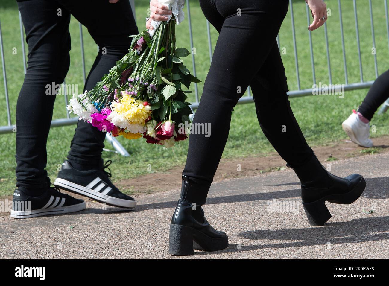 Windsor, Berkshire, Royaume-Uni. 11st septembre 2022. Des milliers de personnes sont venues dans la ville de Windsor aujourd'hui pour déposer des fleurs comme marque de respect après le décès de sa Majesté la Reine. La longue promenade jusqu'aux portes du château de Windsor a été faite un chemin aujourd'hui car il y avait tant de visiteurs. Plus tôt dans la journée, la Proclamation de l'Ascension annonçant le nouveau roi Charles III a été faite à l'extérieur du château de Windsor. Crédit : Maureen McLean/Alay Live News Banque D'Images