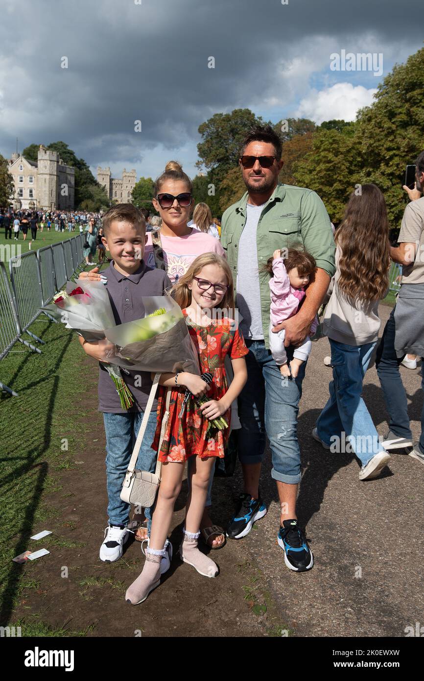 Windsor, Berkshire, Royaume-Uni. 11st septembre 2022. Des milliers de personnes sont venues dans la ville de Windsor aujourd'hui pour déposer des fleurs comme marque de respect après le décès de sa Majesté la Reine. La longue promenade jusqu'aux portes du château de Windsor a été faite un chemin aujourd'hui car il y avait tant de visiteurs. Plus tôt dans la journée, la Proclamation de l'Ascension annonçant le nouveau roi Charles III a été faite à l'extérieur du château de Windsor. Crédit : Maureen McLean/Alay Live News Banque D'Images