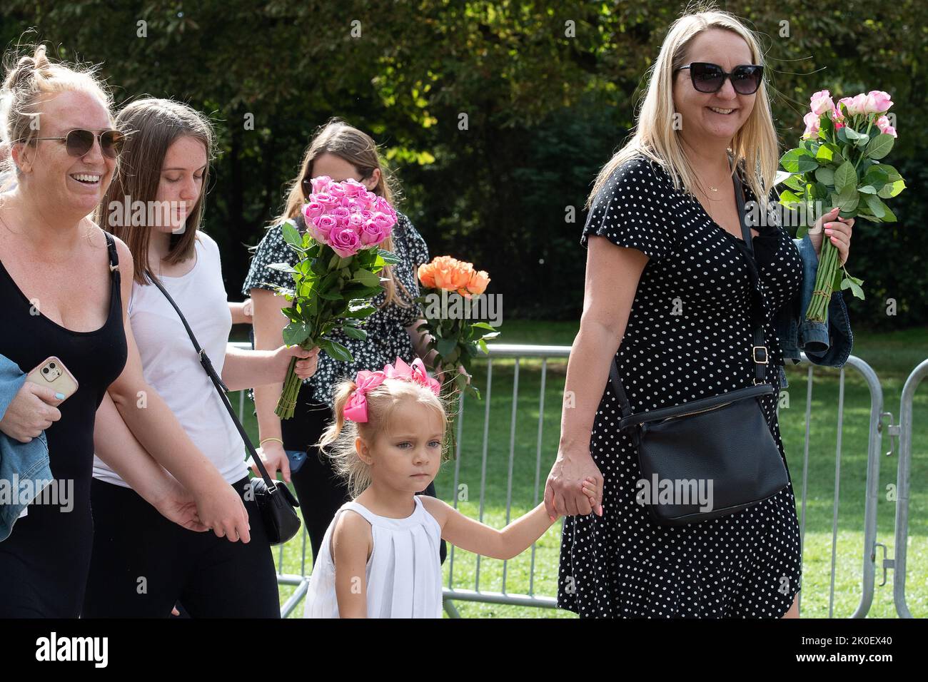 Windsor, Berkshire, Royaume-Uni. 11st septembre 2022. Des milliers de personnes sont venues dans la ville de Windsor aujourd'hui pour déposer des fleurs comme marque de respect après le décès de sa Majesté la Reine. La longue promenade jusqu'aux portes du château de Windsor a été faite un chemin aujourd'hui car il y avait tant de visiteurs. Plus tôt dans la journée, la Proclamation de l'Ascension annonçant le nouveau roi Charles III a été faite à l'extérieur du château de Windsor. Crédit : Maureen McLean/Alay Live News Banque D'Images