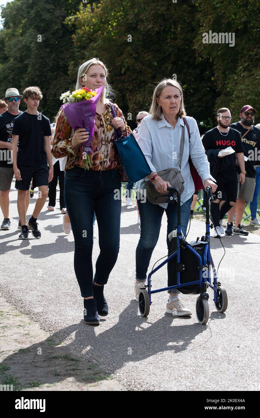 Windsor, Berkshire, Royaume-Uni. 11st septembre 2022. Des milliers de personnes sont venues dans la ville de Windsor aujourd'hui pour déposer des fleurs comme marque de respect après le décès de sa Majesté la Reine. La longue promenade jusqu'aux portes du château de Windsor a été faite un chemin aujourd'hui car il y avait tant de visiteurs. Plus tôt dans la journée, la Proclamation de l'Ascension annonçant le nouveau roi Charles III a été faite à l'extérieur du château de Windsor. Crédit : Maureen McLean/Alay Live News Banque D'Images