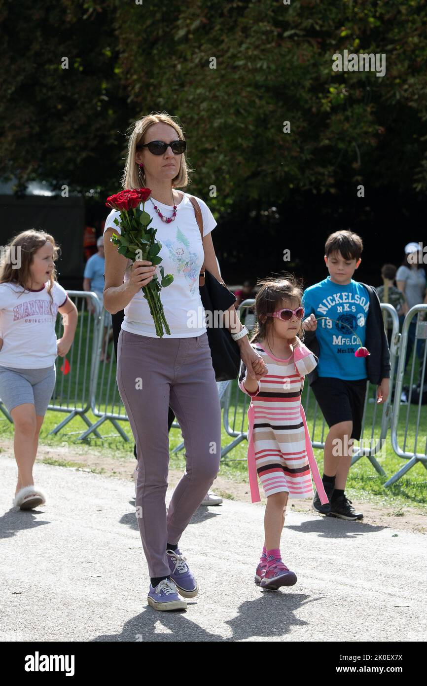 Windsor, Berkshire, Royaume-Uni. 11st septembre 2022. Des milliers de personnes sont venues dans la ville de Windsor aujourd'hui pour déposer des fleurs comme marque de respect après le décès de sa Majesté la Reine. La longue promenade jusqu'aux portes du château de Windsor a été faite un chemin aujourd'hui car il y avait tant de visiteurs. Plus tôt dans la journée, la Proclamation de l'Ascension annonçant le nouveau roi Charles III a été faite à l'extérieur du château de Windsor. Crédit : Maureen McLean/Alay Live News Banque D'Images