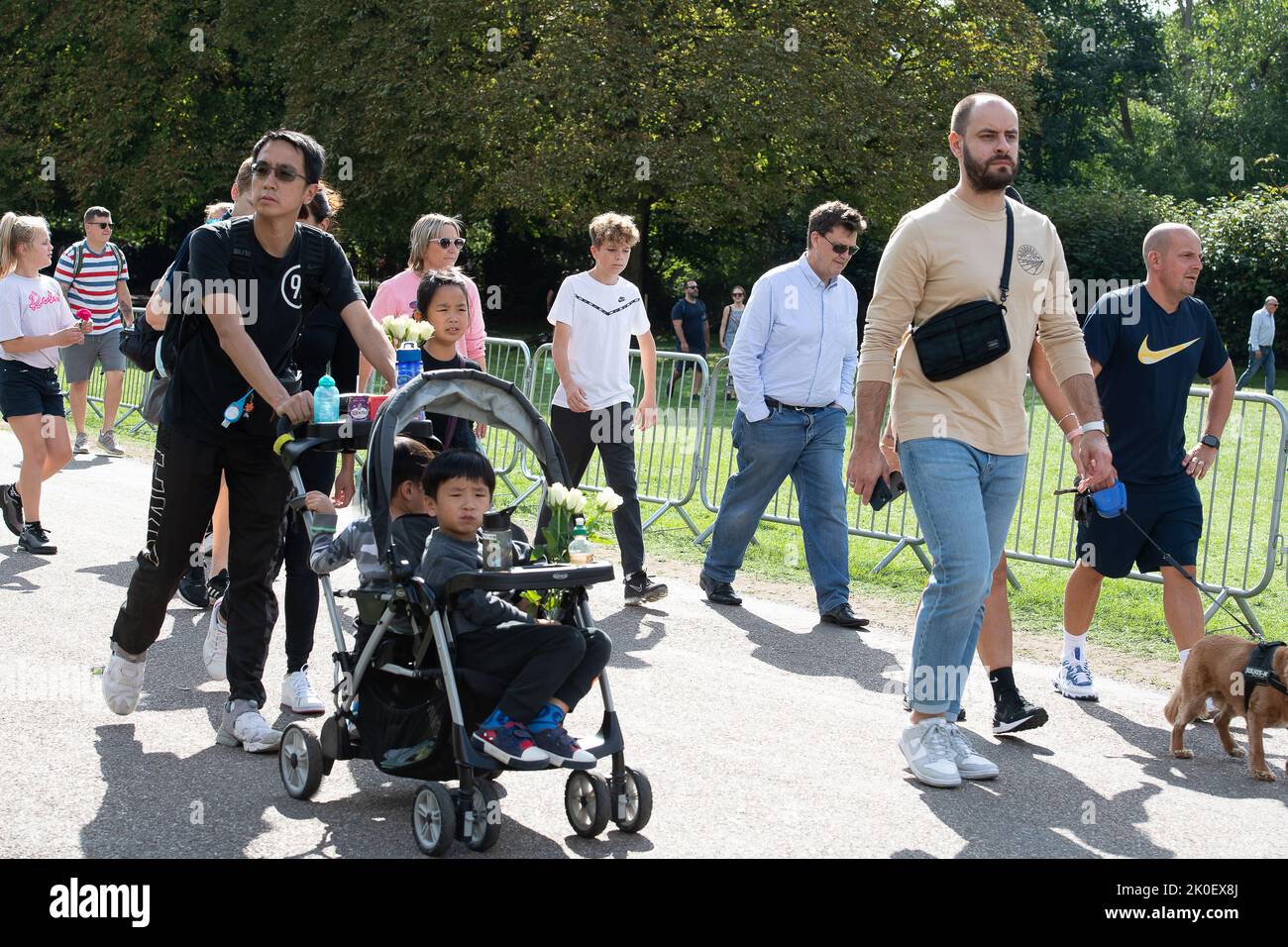 Windsor, Berkshire, Royaume-Uni. 11st septembre 2022. Des milliers de personnes sont venues dans la ville de Windsor aujourd'hui pour déposer des fleurs comme marque de respect après le décès de sa Majesté la Reine. La longue promenade jusqu'aux portes du château de Windsor a été faite un chemin aujourd'hui car il y avait tant de visiteurs. Plus tôt dans la journée, la Proclamation de l'Ascension annonçant le nouveau roi Charles III a été faite à l'extérieur du château de Windsor. Crédit : Maureen McLean/Alay Live News Banque D'Images