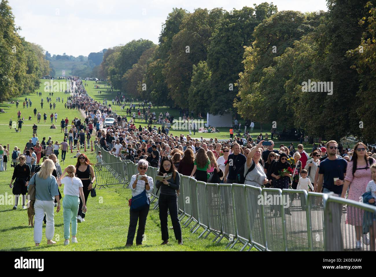 Windsor, Berkshire, Royaume-Uni. 11st septembre 2022. Des milliers de personnes sont venues dans la ville de Windsor aujourd'hui pour déposer des fleurs comme marque de respect après le décès de sa Majesté la Reine. La longue promenade jusqu'aux portes du château de Windsor a été faite un chemin aujourd'hui car il y avait tant de visiteurs. Plus tôt dans la journée, la Proclamation de l'Ascension annonçant le nouveau roi Charles III a été faite à l'extérieur du château de Windsor. Crédit : Maureen McLean/Alay Live News Banque D'Images