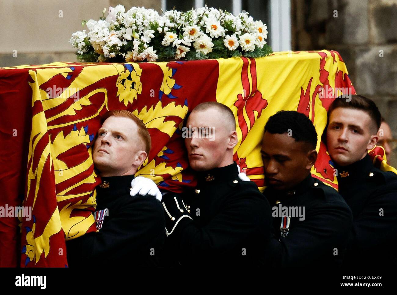 Pallbearers portant le cercueil de la reine Elizabeth II, drapé avec le Standard Royal d'Écosse, comme il arrive à Holyroodhouse, Édimbourg, où il sera en repos pendant une journée. Date de la photo: Dimanche 11 septembre 2022. Banque D'Images