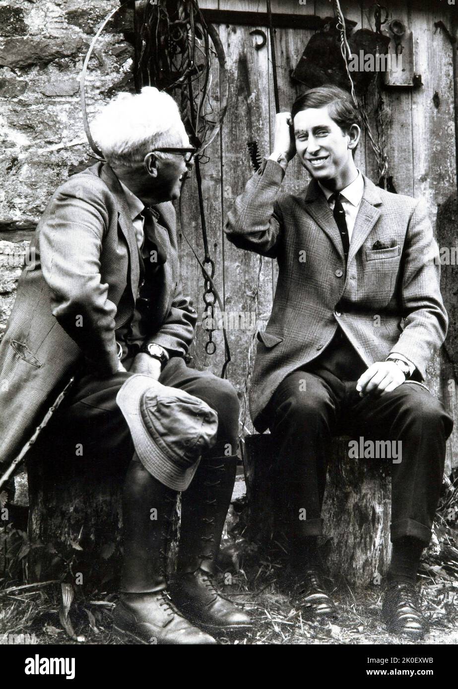 Le prince Charles, âgé de 20 ans, parle à un fermier gallois dans une ferme du Nord du pays de Galles lors d'un documentaire télévisé avant son investiture en tant que prince de Galles le 1 juillet 1969 au château de Caernarvon. Banque D'Images