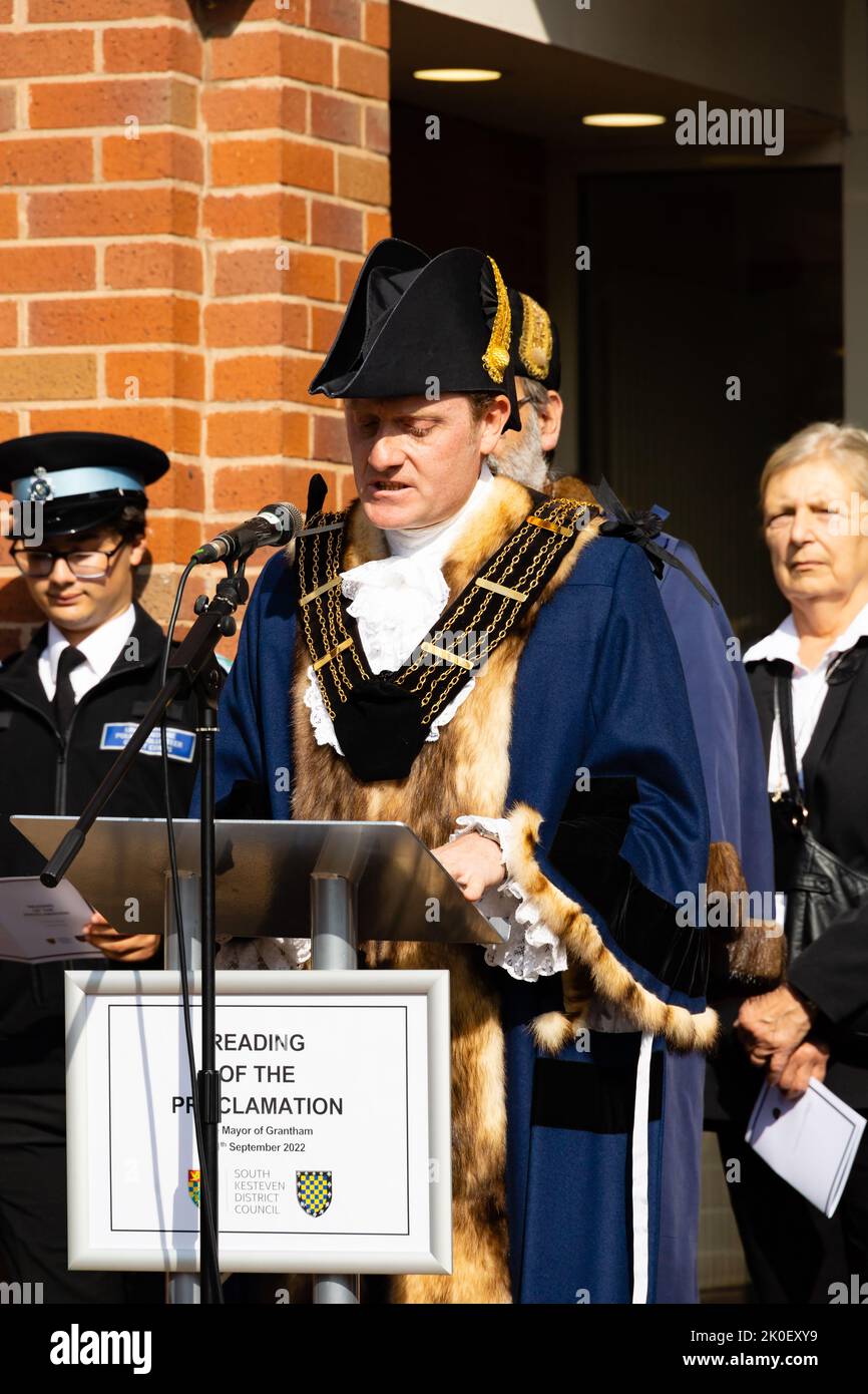 Le maire de Grantham, le conseiller Graham Jeal, donne lecture de la proclamation de l'accession du roi Charles III, lors de la mort de la reine Elizabeth Banque D'Images