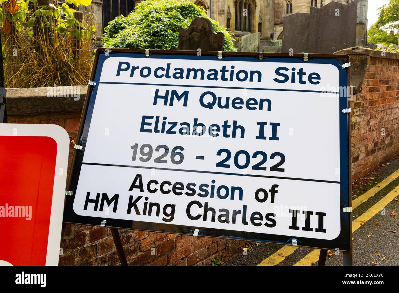 Route fermée signe et Proclamation avis sur le décès de la Reine Elizabeth II et l'accession de la Reine Charles III Grantham, Lincolnshire, Angleterre. Banque D'Images