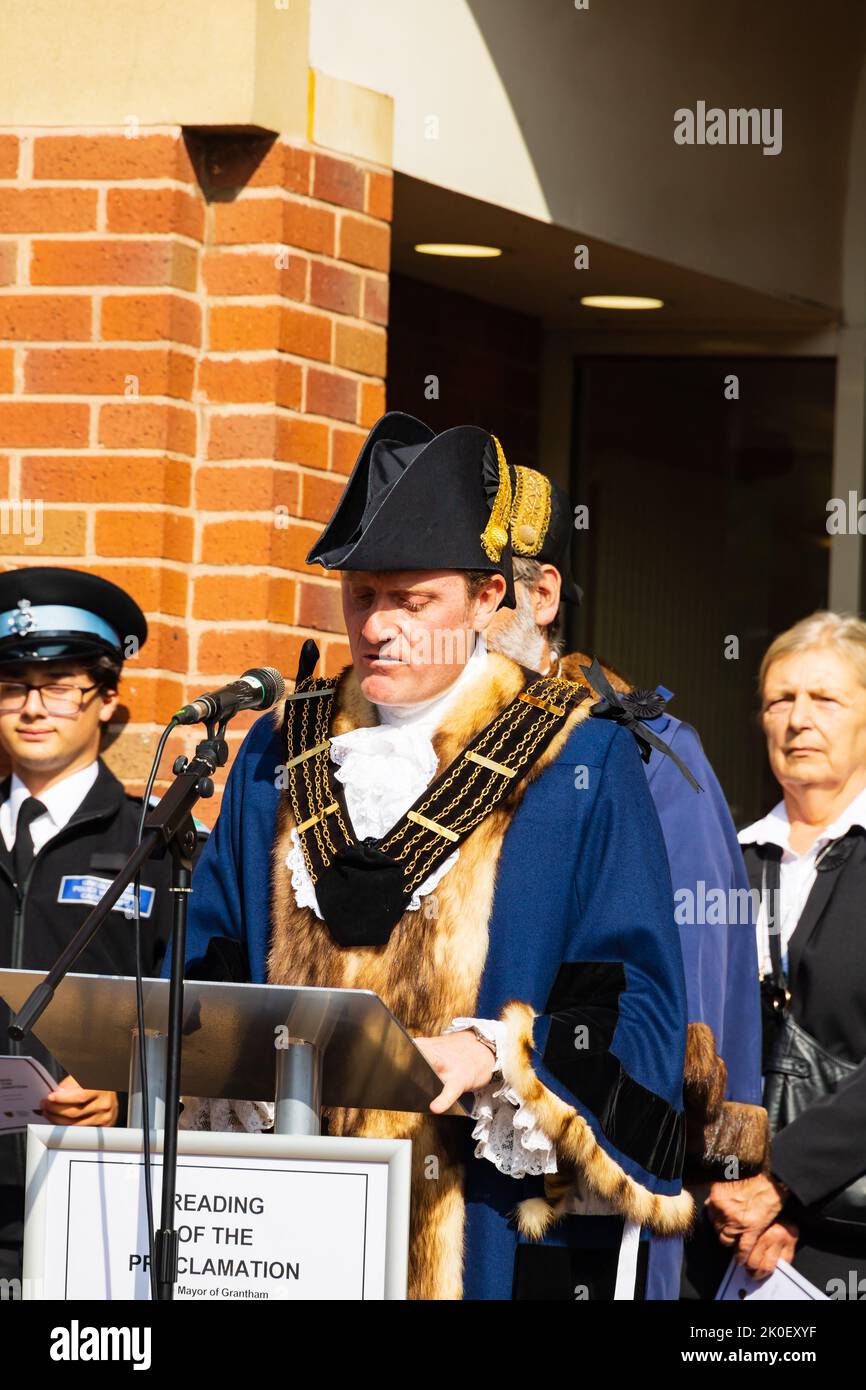Le maire de Grantham, le conseiller Graham Jeal, donne lecture de la proclamation de l'accession du roi Charles III, lors de la mort de la reine Elizabeth Banque D'Images