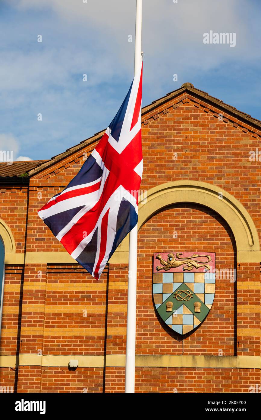 Le drapeau de l'Union vole à mi-mât pour marquer le passage de la Reine Elizabeth II de HM à l'Hôtel de ville, Grantham, Lincolnshire, Angleterre. 11th septembre 2022 Banque D'Images