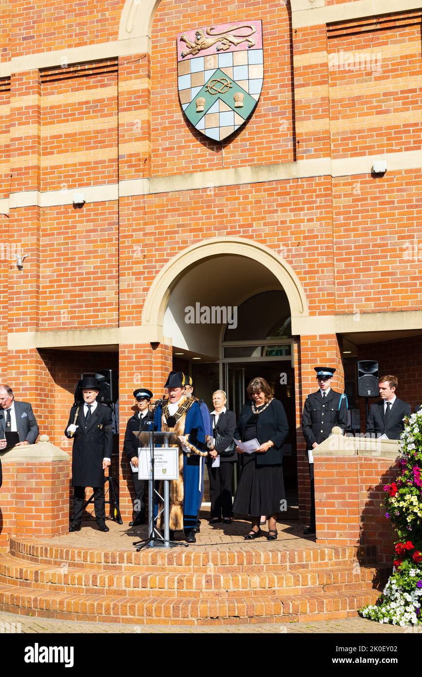 Le maire de Grantham, le conseiller Graham Jeal, donne lecture de la proclamation de l'accession du roi Charles III, lors de la mort de la reine Elizabeth Banque D'Images