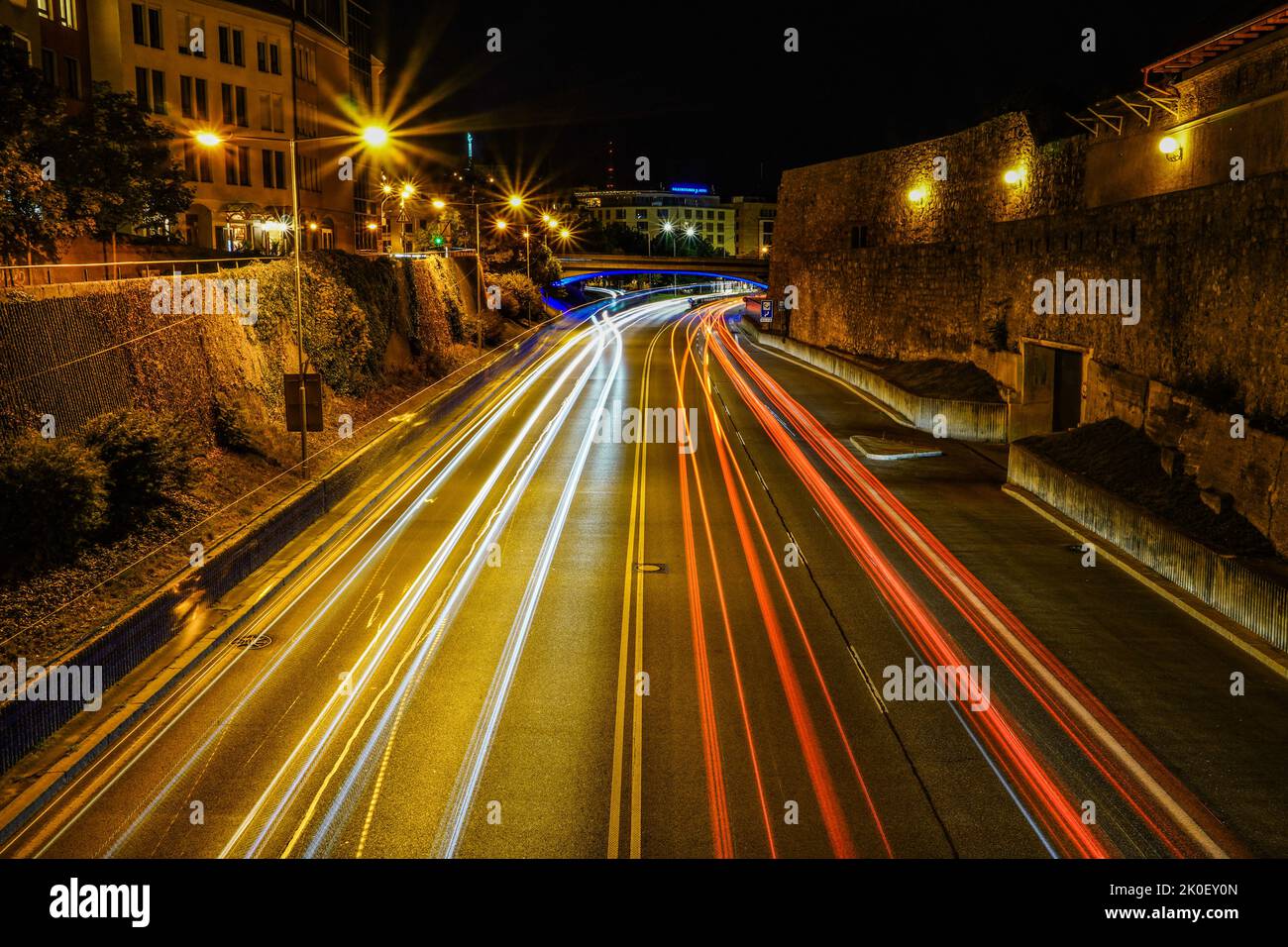 Longue exposition des voitures sur une autoroute la nuit Banque D'Images