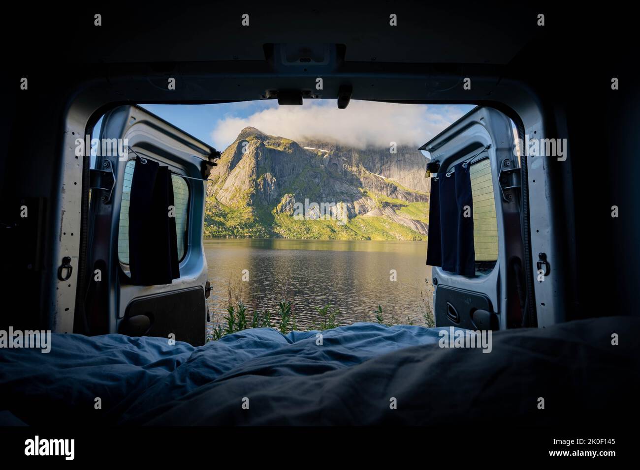 Vue depuis les portes ouvertes à l'arrière d'une fourgonnette de camping à Lofoten, Norvège Banque D'Images