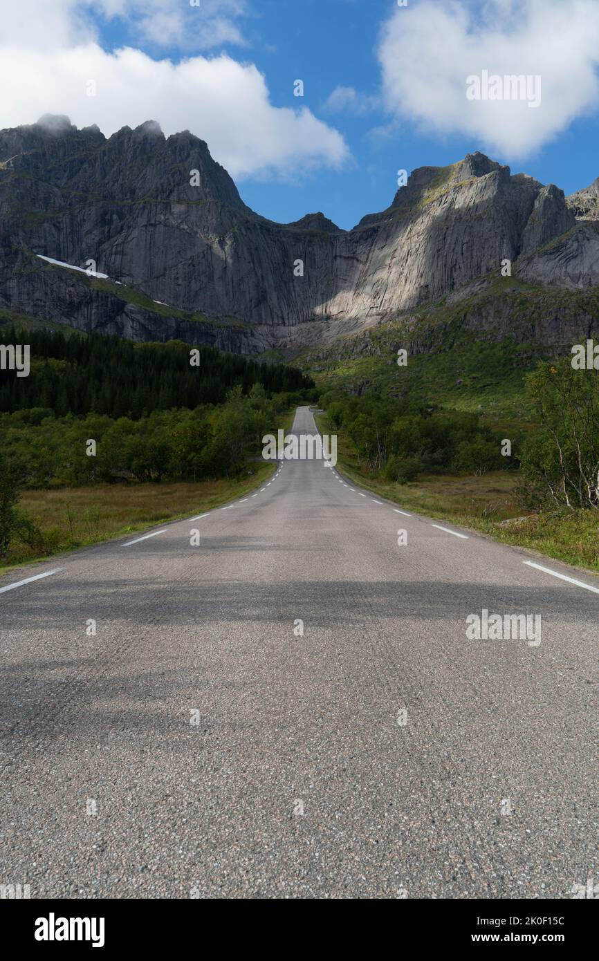 Route vide menant aux montagnes à Lofoten, Norvège Banque D'Images