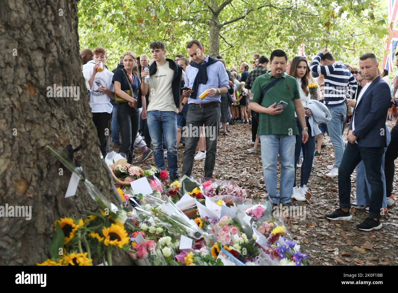 Les personnes qui se sont garantes de la Reine le jour 3 après le décès de sa Majesté la Reine à Buckingham Palace, Londres, Royaume-Uni, 11th septembre 2022 (photo d'Arron Gand/News Images) Banque D'Images