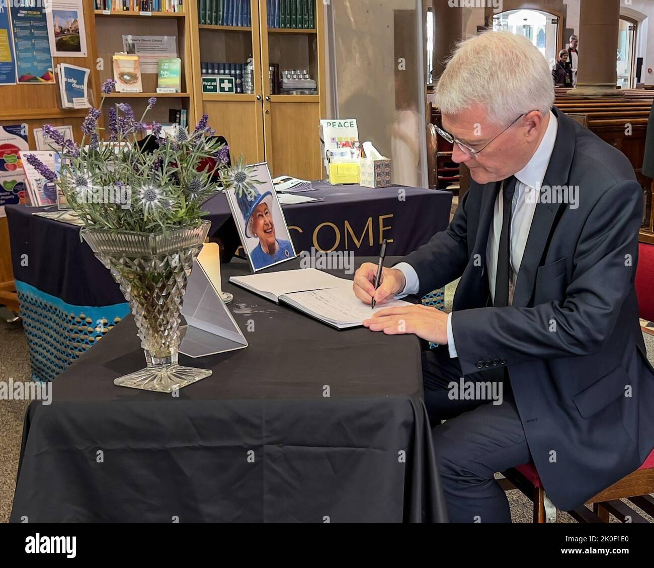 Andrew Jones, député de Harrogate et de Knaresborough, écrivant dans le livre des condoléances de l’église Saint-Pierre Harrogate après avoir assisté à un service commémoratif pour la Reine Elizabeth II de l’église Saint-Pierre, Harrogate, Royaume-Uni, le 11th septembre 2022 (photo de Steve Martin/nouvelles Images) Banque D'Images