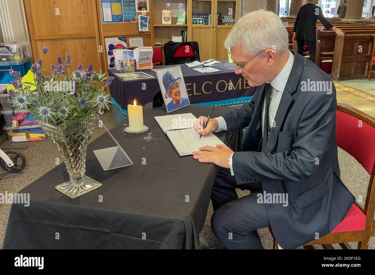 Andrew Jones, député de Harrogate et de Knaresborough, écrivant dans le livre des condoléances de l’église Saint-Pierre Harrogate après avoir assisté à un service commémoratif pour la Reine Elizabeth II de l’église Saint-Pierre, Harrogate, Royaume-Uni, le 11th septembre 2022 (photo de Steve Martin/nouvelles Images) Banque D'Images