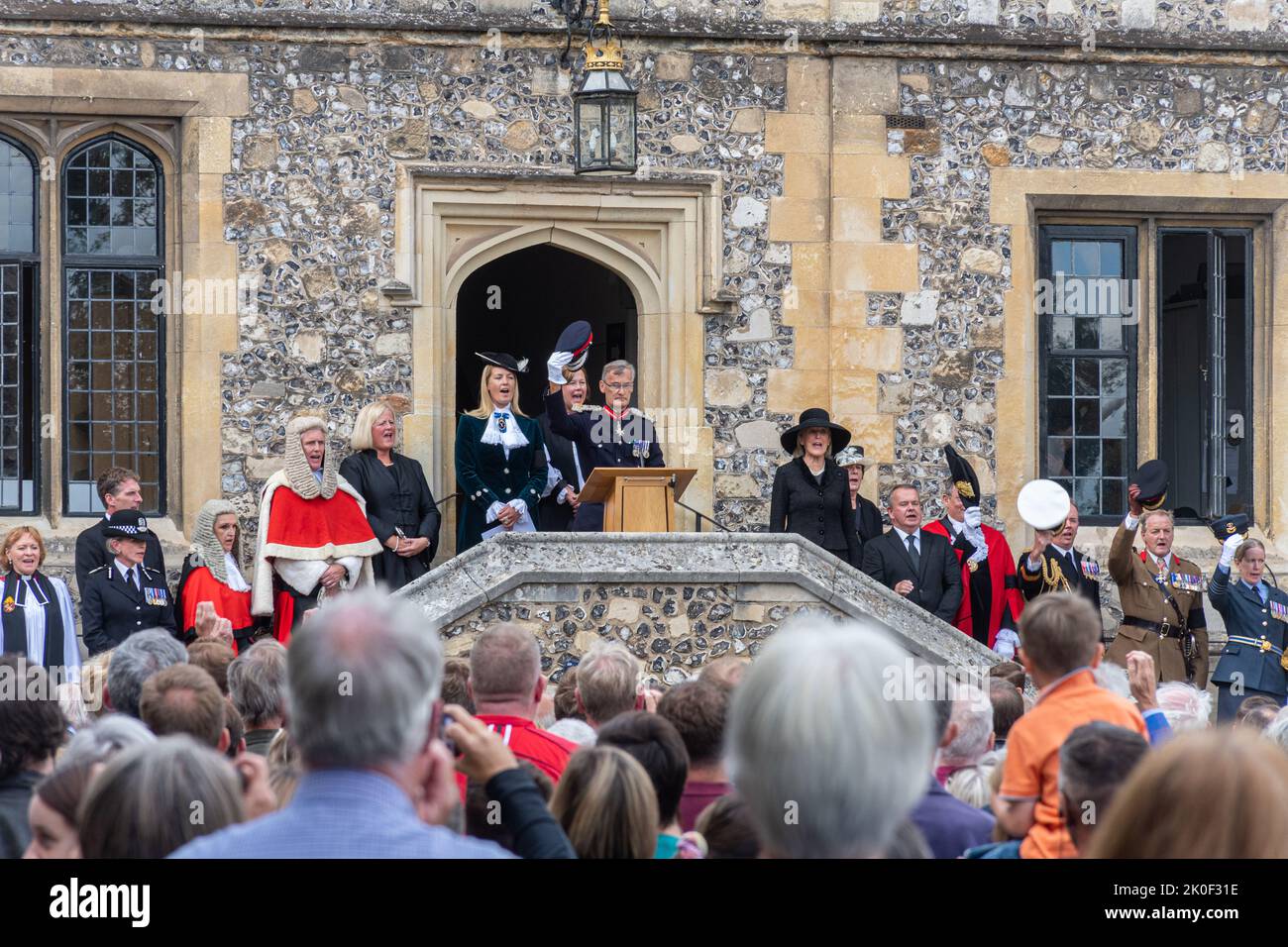 Winchester, Hampshire, Royaume-Uni. 11th septembre 2022. La proclamation de l'accession du roi Charles III trois jours après la mort de la reine Elizabeth II Le shérif supérieur du Hampshire, Lady Edwina Grosvenor, accompagné du lieutenant du Seigneur du Hampshire et d'autres dignitaires, a lu la proclamation à 1pm devant la Grande salle devant la foule des gens. Banque D'Images