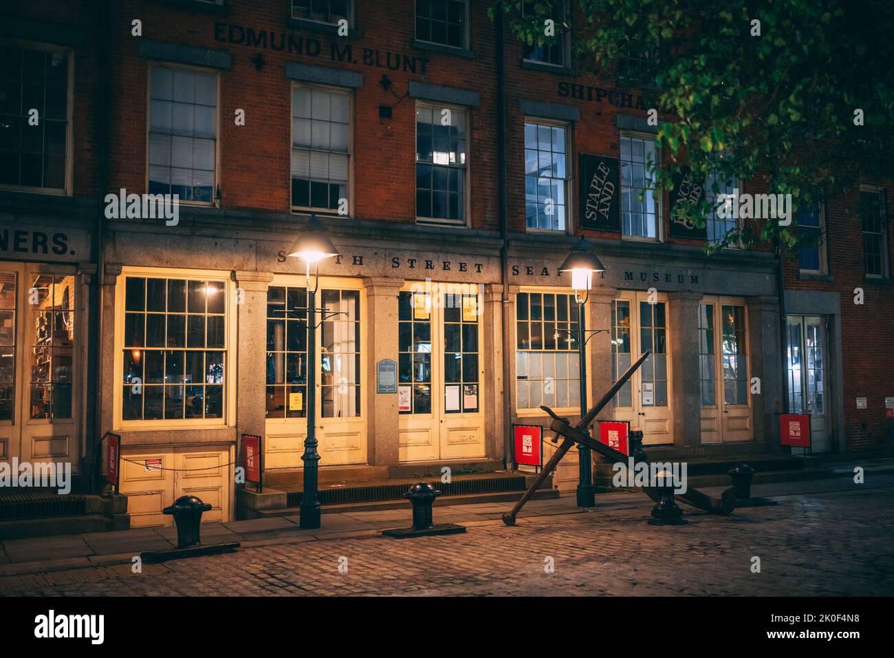 South Street Seaport Museum at Night, Manhattan, New York Banque D'Images