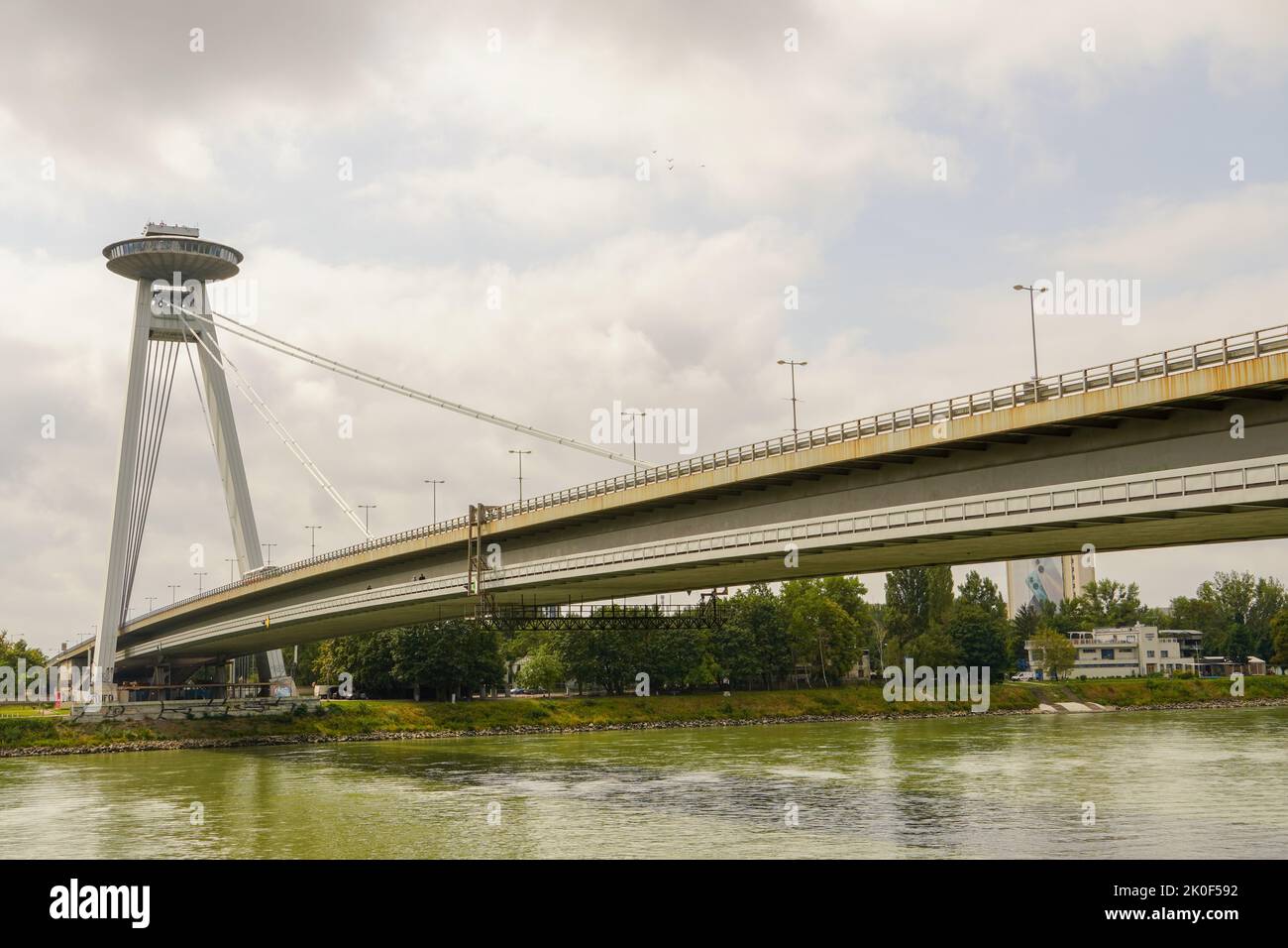 Bratislava, Slovaquie - 28 août 2022:Pont SNP, communément appelé la plupart des Slovenského národného povstoria ou Pont OVNI, et nommé Nový MOST de 1993 à 2 Banque D'Images