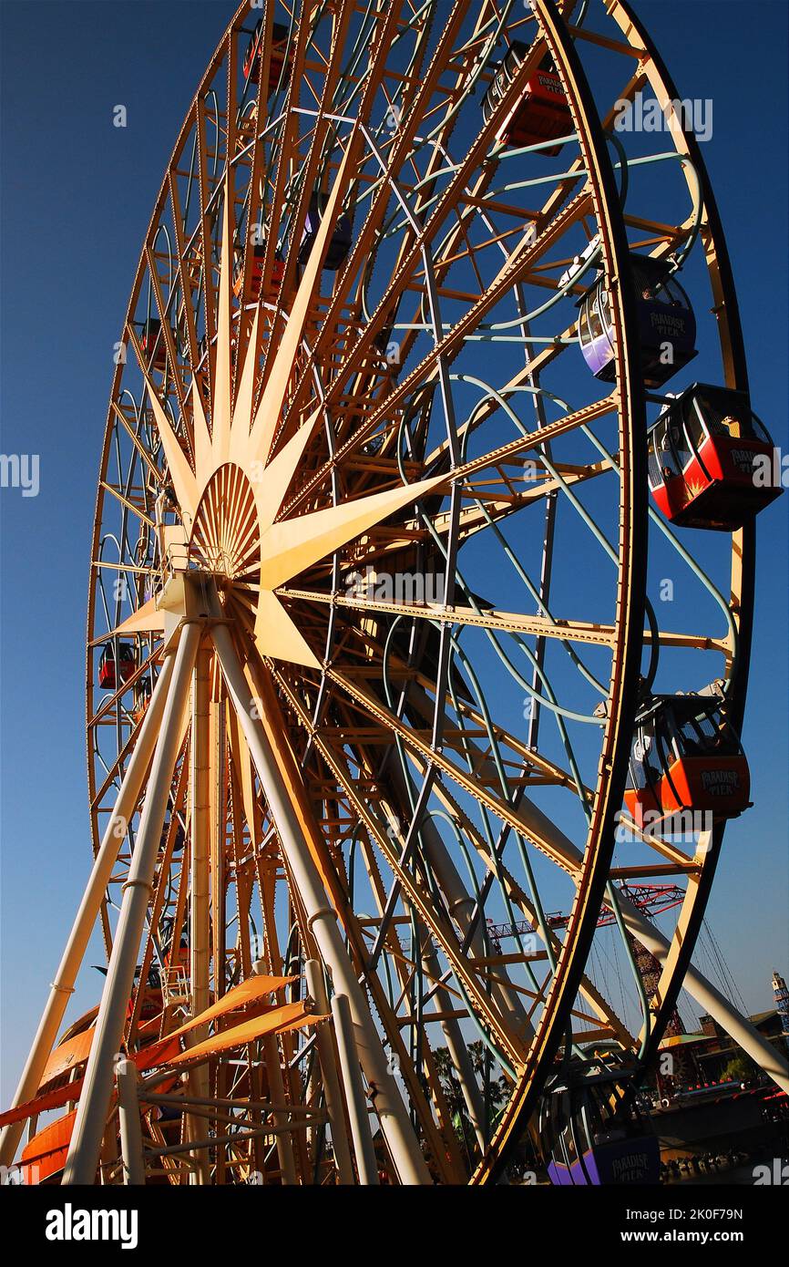 Une grande grande grande roue s'étend jusqu'à l'aventure californienne de Disneyland Sky Oat à Anaheim Banque D'Images