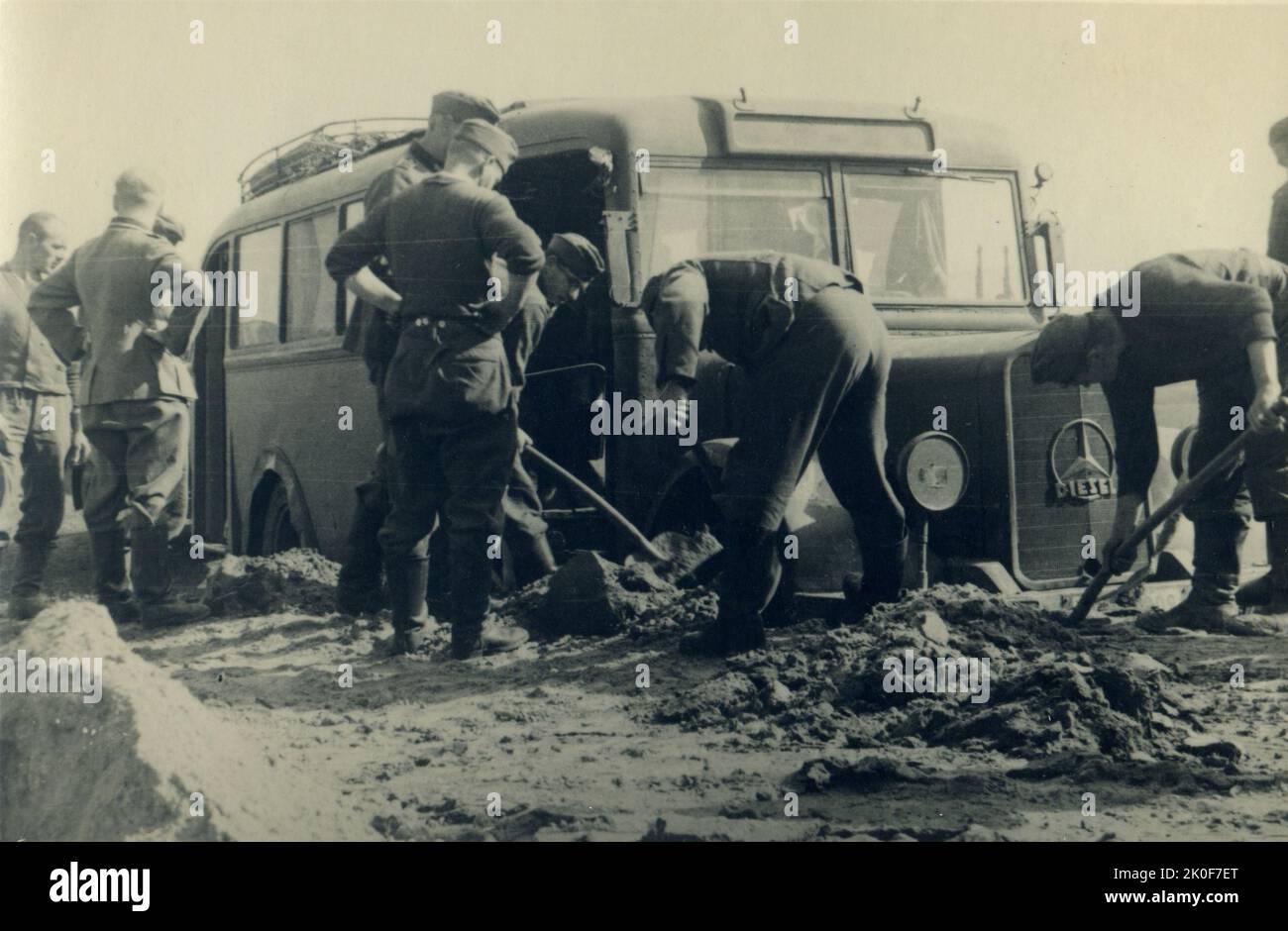 Deuxième Guerre mondiale / Seconde Guerre mondiale, Russie 1942 / 1943, soldats allemands réparant un camion. Opération Barbarossa Banque D'Images