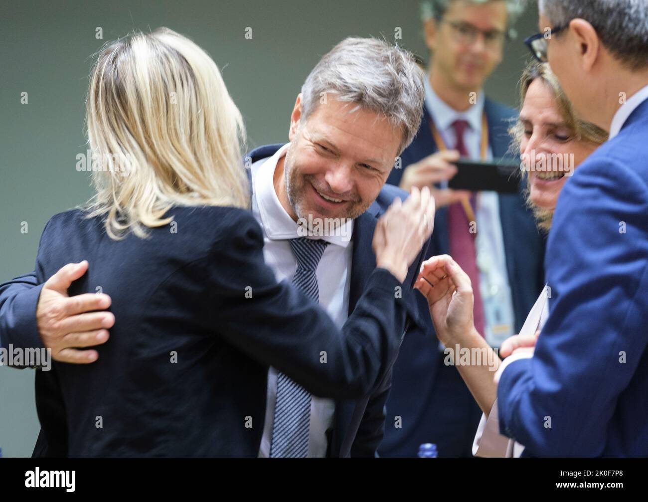 09 septembre 2022, Belgique, Brüssel: (De gauche à droite) le ministre français de la transition énergétique, Agnes Pannier-Runacher, s'est entretenir avec le ministre allemand des Affaires économiques et de l'action climatique, Robert Habeck, La ministre espagnole de la transition écologique et du défi démographique Teresa Ribera Rodríguez et la ministre roumaine de l'énergie Virgile-Daniel Popescu ont précédé le début d'une réunion extraordinaire des ministres de l'énergie de l'UE en Europe, le siège du Conseil de l'UE à 9 septembre 2022, à Bruxelles, en Belgique. Les ministres de l'énergie de l'UE tiendront des échanges de vues sur les mesures d'urgence possibles pour atténuer les risques élevés Banque D'Images