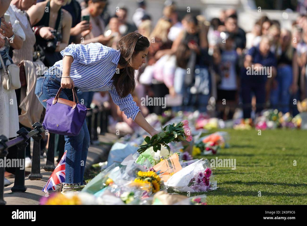 Les visiteurs placent des fleurs à Buckingham Palace, Londres, après la mort de la reine Elizabeth II jeudi. Date de la photo: Samedi 11 septembre 2022. Banque D'Images