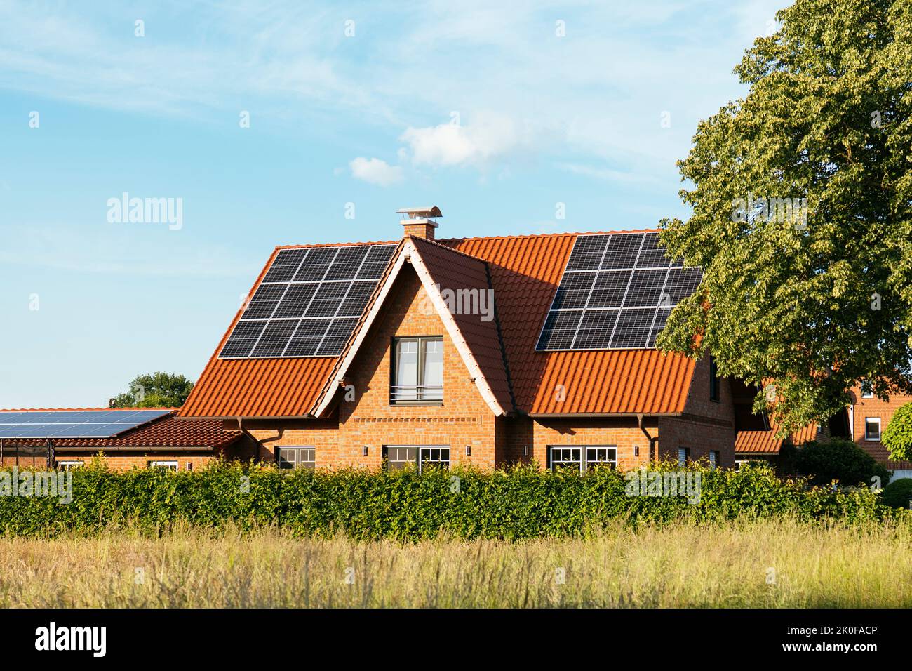 Maison individuelle avec panneaux solaires sur le toit à Petershagen, Allemagne. Banque D'Images