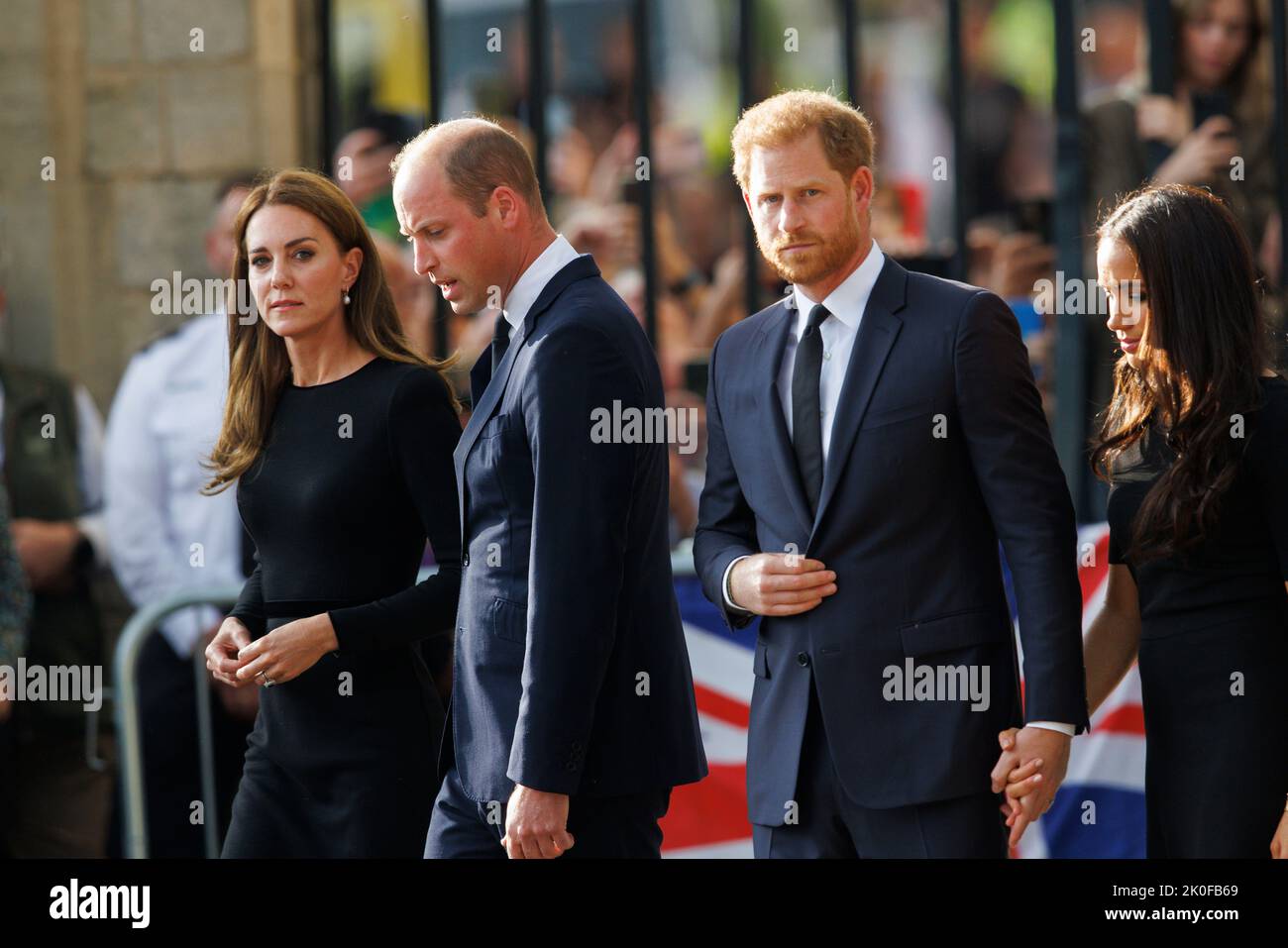 William Prince de Galles et Catherine Princess de pays de Galles accompagnés de Harry, duc de Sussex et de Meghan Duchess de Sussex regardent les fleurs sur le long Banque D'Images