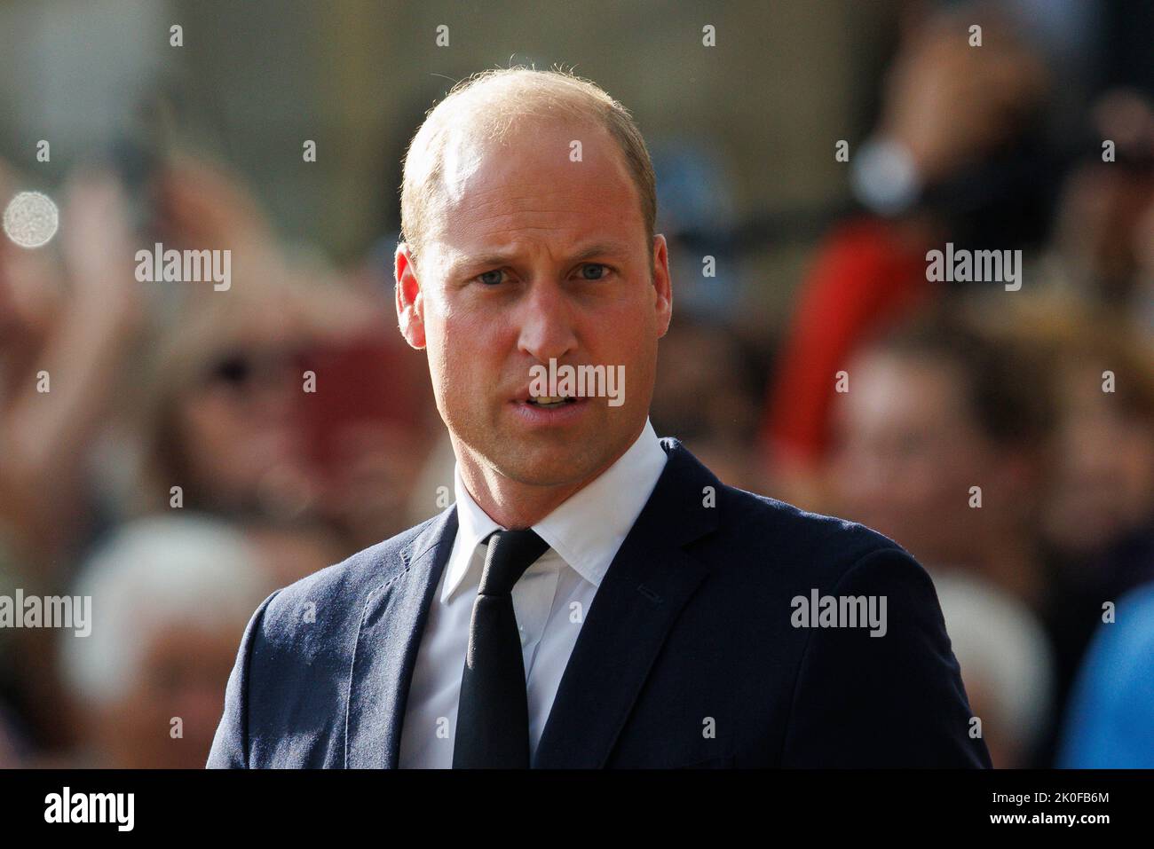 William Prince of Wales regarde les fleurs lors de la longue promenade à l'extérieur du château de Windsor où des hommages ont été rendus après la mort de sa Majesté Quee Banque D'Images
